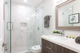 Bright 2BR Loft Sleeps 7 with Full Kitchen and Fast WiFi - 3