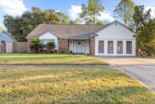 Htown Hot Tub Getaway Swing Set Bbq Yard Games - 8