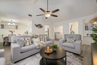 Htown Hot Tub Getaway Swing Set Bbq Yard Games - 4