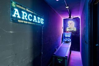 Iconic Mansion with Hot Tub GYM Arcade and Parking - 6