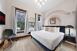 Iconic Mansion with Hot Tub GYM Arcade and Parking - 3