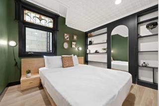 Iconic Mansion with Hot Tub GYM Arcade and Parking - 2