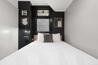 Iconic Mansion with Hot Tub GYM Arcade and Parking - 1