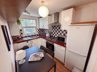 Central City Oasis - Sleeps 4 Parking Included Contractor Discounts! - 9