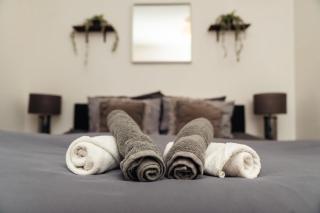 Central City Oasis - Sleeps 4 Parking Included Contractor Discounts! - 1