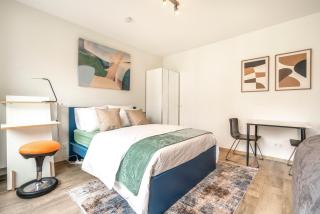 Bright, New, Quiet Studio with Parking - sleeps 4 - 6