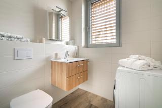 Bright, New, Quiet Studio with Parking - sleeps 4 - 1