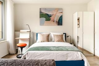 Bright, New, Quiet Studio with Parking - sleeps 4 - 9