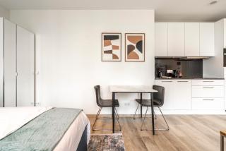 Bright, New, Quiet Studio with Parking - sleeps 4 - 5