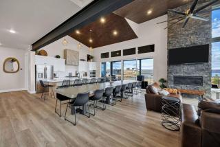 Luxury Lodge with Hot Tub, Theater and Pickleball Court - 5