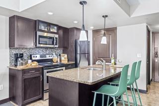 Rockies Getaway 2BR with Patio Hot Tub and Gym - 3