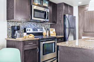 Rockies Getaway 2BR with Patio Hot Tub and Gym - 1