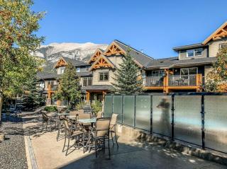 Cozy Oasis 2BR with Hot Tub and Gym 10 Mins to DT - 6