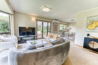 Stylish One-Tree-Hill Home - Entire House, Lucky U - 9