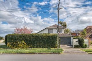 Stylish One-Tree-Hill Home - Entire House, Lucky U - 8
