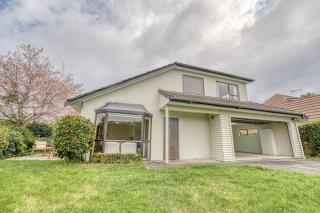 Stylish One-Tree-Hill Home - Entire House, Lucky U - 3
