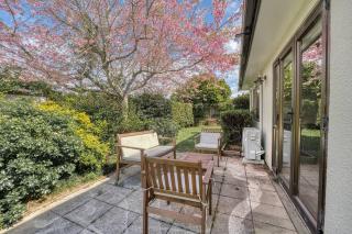 Stylish One-Tree-Hill Home - Entire House, Lucky U - 1