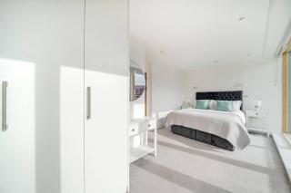 Elegant One Bed Penthouse with Terrace - 2