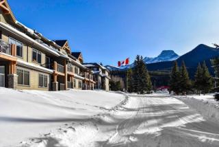 Cozy Condo With Hot Tub Gym and Underground Parking - 8