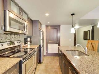 Cozy Condo With Hot Tub Gym and Underground Parking - 5