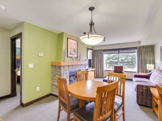 Cozy Condo With Hot Tub Gym and Underground Parking - 3