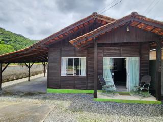 Casa Bombas para até 12 pessoas, 3 dormitórios com Ar Condicionado - 0