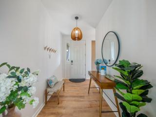 Ocean view pool, 5 mins to Beach, Sleep 12 - 9