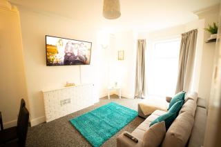 One BR Flat By Eason Stays Short Lets & Serviced Accommodation Lowestoft With Free Parking - 2