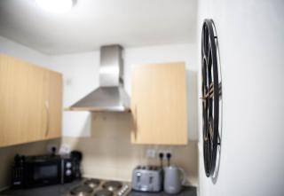 Spacious 1 BR Studio Flat By Eason Stays Short Lets & Serviced Accommodation Derby With Free Wifi - 4