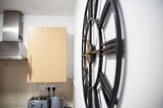 Spacious 1 BR Studio Flat By Eason Stays Short Lets & Serviced Accommodation Derby With Free Wifi - 3