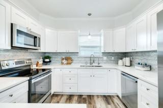 Modern Comfortable & Right Down from Beach - 7