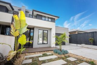 The Peninsula Pearl - Luxe by the Bay with Heated Pool - 0