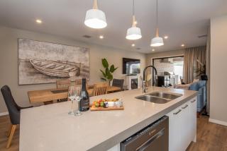 The Peninsula Pearl - Luxe by the Bay with Heated Pool - 7