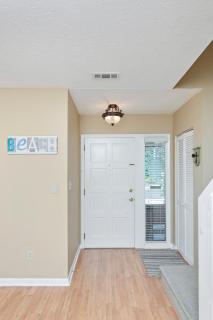 3 min walk to beach, 2 person hot tub, 1 mile drive to airport - 7