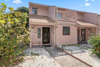 3 min walk to beach, 2 person hot tub, 1 mile drive to airport - 9