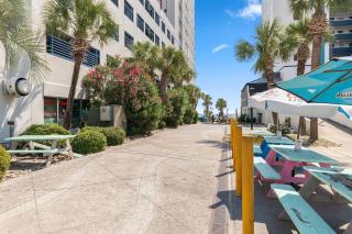 3 min walk to beach, 2 person hot tub, 1 mile drive to airport - 6