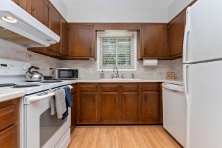 3 min walk to beach, 2 person hot tub, 1 mile drive to airport - 4