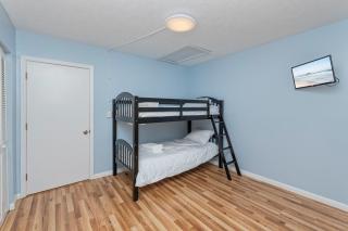 3 min walk to beach, 2 person hot tub, 1 mile drive to airport - 3