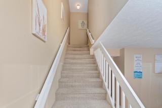 3 min walk to beach, 2 person hot tub, 1 mile drive to airport - 8