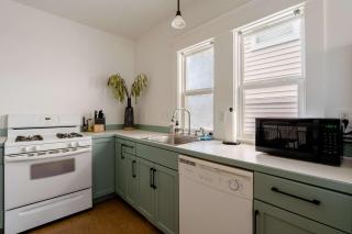 Hipster Vibe Apartment - Food Carts & Live Music - 8