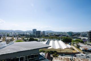 Skyline Serenity 2BR Apt with River & City Views - 8