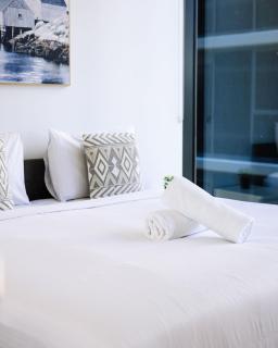 Skyline Serenity 2BR Apt with River & City Views - 3