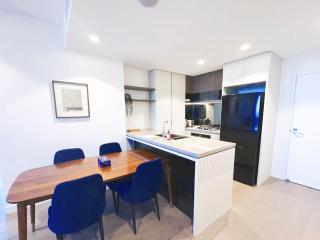 Luxury Waterview 2B2B Apt wt High Floor in QW - 7