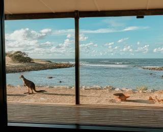 Stones Throw - Brand New Beach House - 9