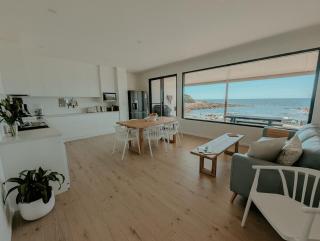 Stones Throw - Brand New Beach House - 4