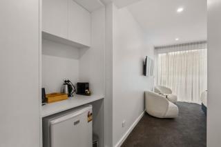 Lakefront Luxury 3 Bedroom Apartment - 4