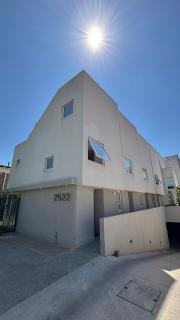 Hermosa casa nueva de 3 pisos - 1