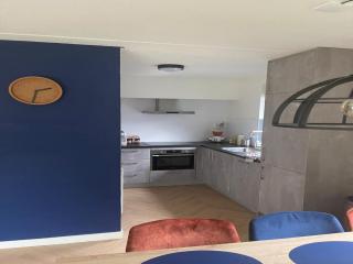 Sunny Family Bungalow by the Lake - 6