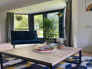 Sunny Family Bungalow by the Lake - 4