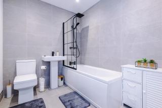 Bright & Spacious 4-Bed Home in Darwen Town by Eason Stays, Perfect for Contractors, Business Travellers & Groups - with Free Parking! - 5